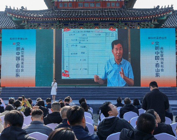 鮮花送文明 美德潤(rùn)肥城